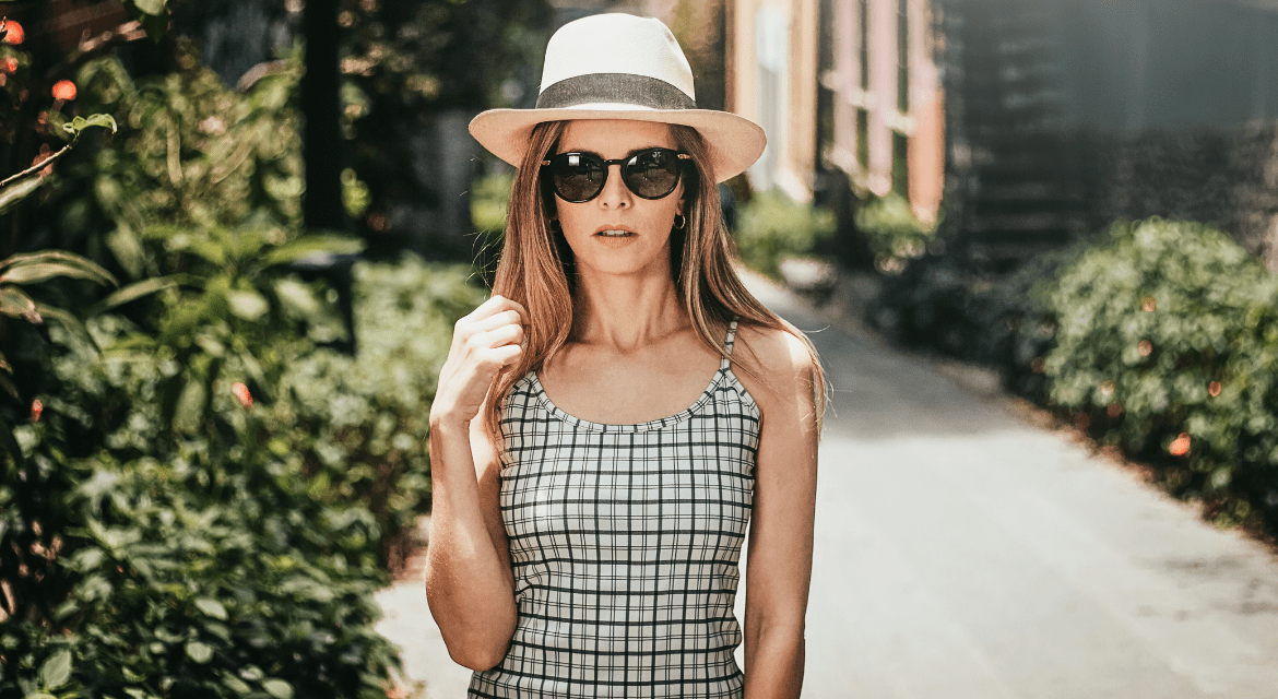 Travel in Style: 10 Must-Have Fashion Items for Female Solo Travelers